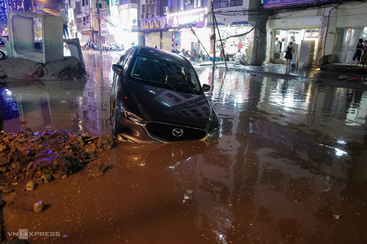 Sudden downpour hits Hanoi streets Sudden downpour hits Hanoi streets