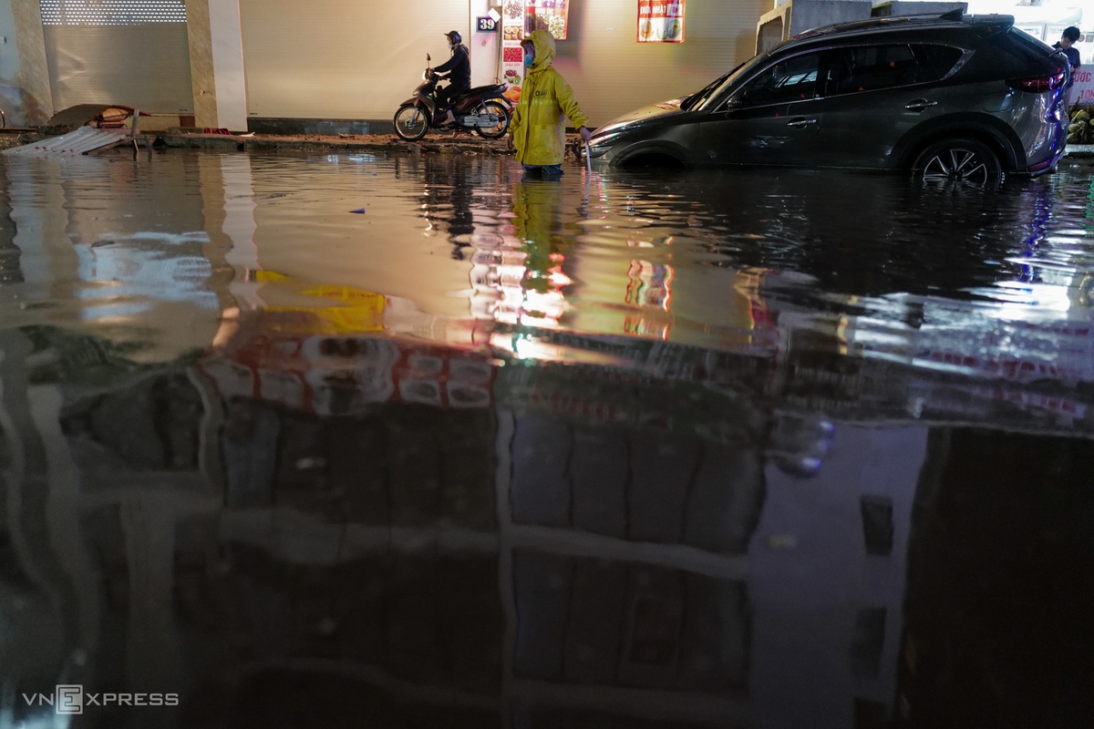 Sudden downpour hits Hanoi streets Sudden downpour hits Hanoi streets