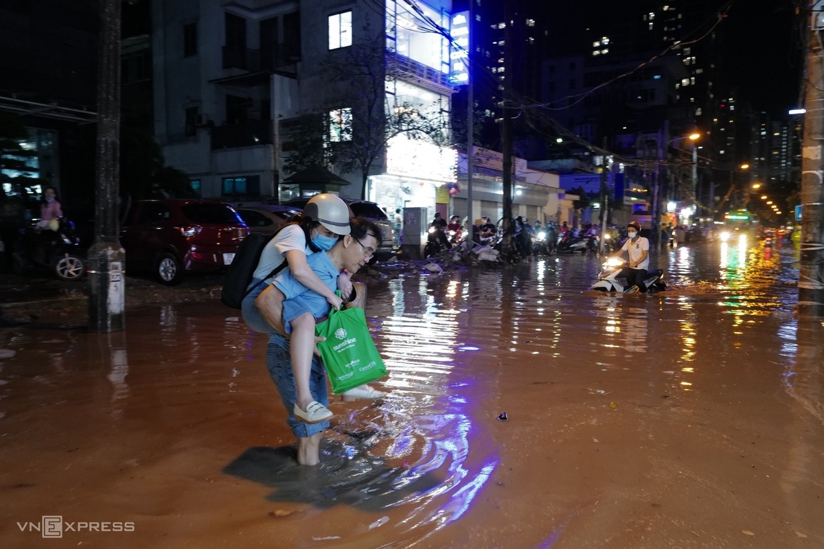 Sudden downpour hits Hanoi streets Sudden downpour hits Hanoi streets