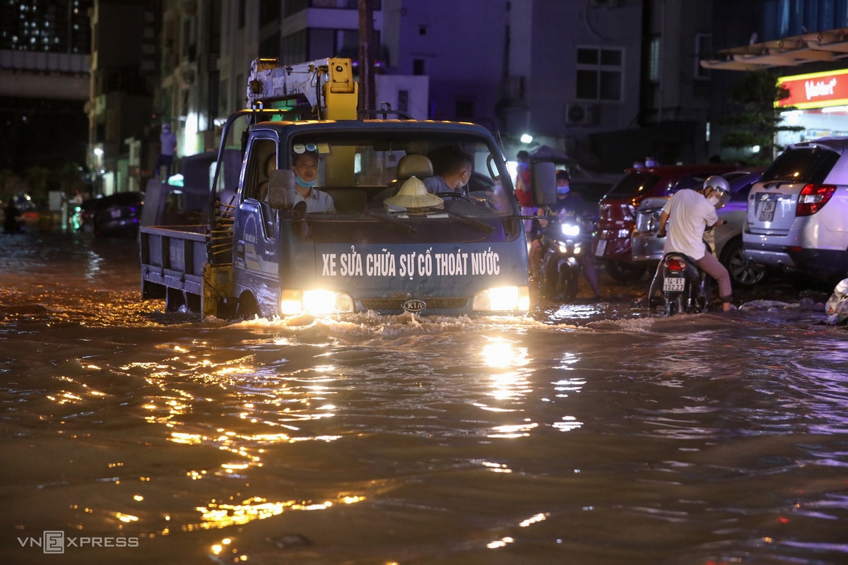 Sudden downpour hits Hanoi streets Sudden downpour hits Hanoi streets