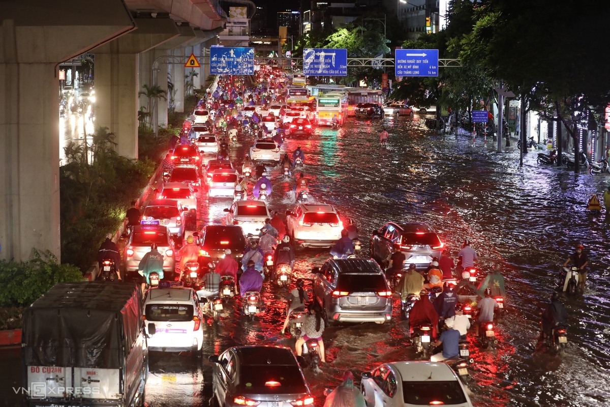 Sudden downpour hits Hanoi streets Sudden downpour hits Hanoi streets