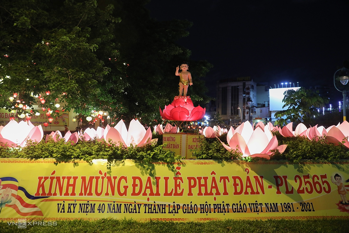 Saigon lights up as Vesak festival nears Saigon lights up as Vesak festival nears