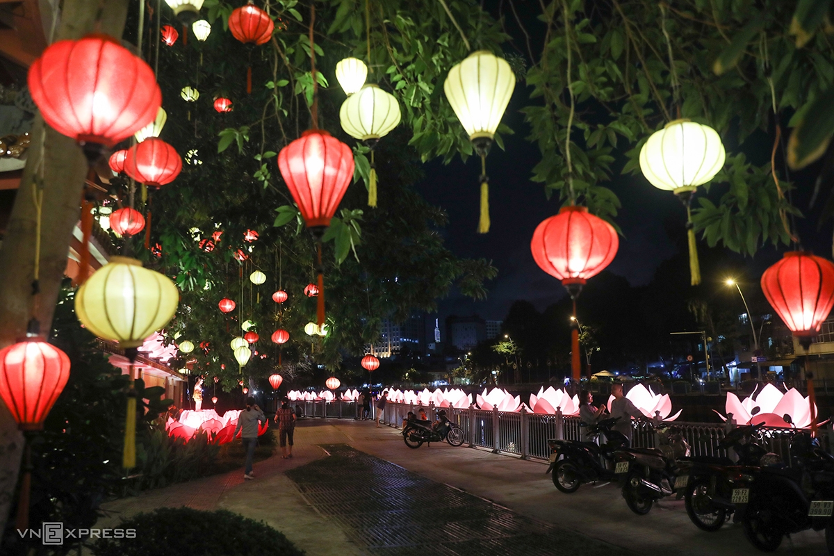 Saigon lights up as Vesak festival nears Saigon lights up as Vesak festival nears