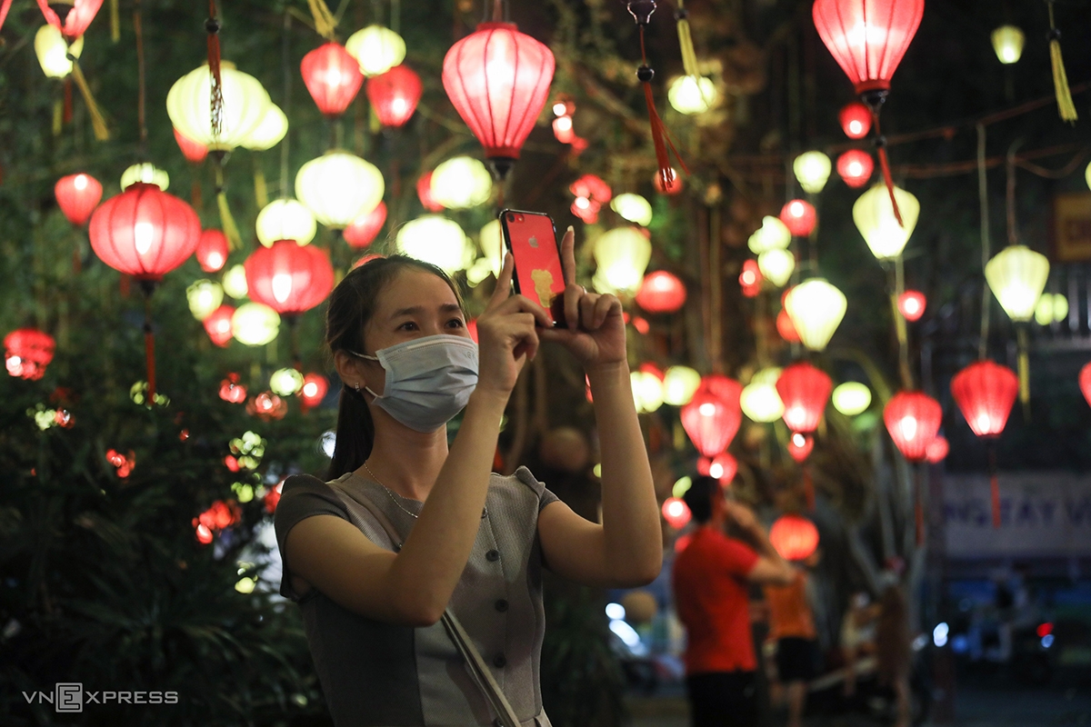 Saigon lights up as Vesak festival nears Saigon lights up as Vesak festival nears