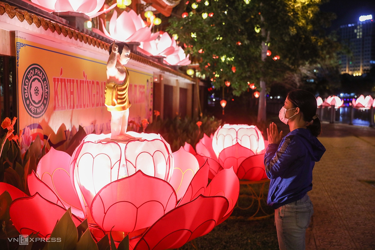 Saigon lights up as Vesak festival nears Saigon lights up as Vesak festival nears