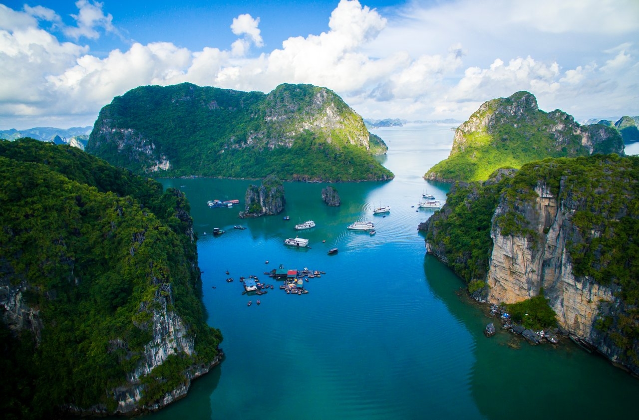 Vietnam's Bai Tu Long Bay under the camera of foreigner vietnams bai tu long bay under the camera of foreigner