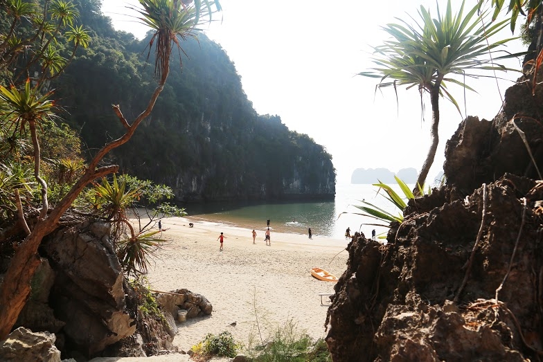 Vietnam's Bai Tu Long Bay under the camera of foreigner vietnams bai tu long bay under the camera of foreigner