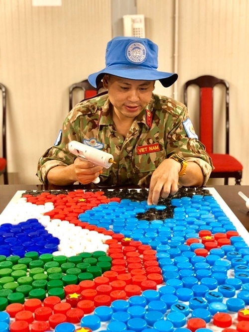 Vietnamese blue-beret doctors make Vietnam map from bottle caps vietnamese blue beret doctors make vietnam map from bottle caps