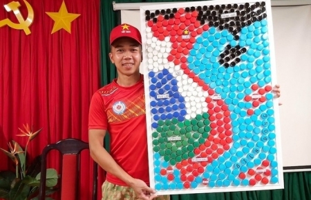 Vietnamese blue-beret doctors make Vietnam map from bottle caps