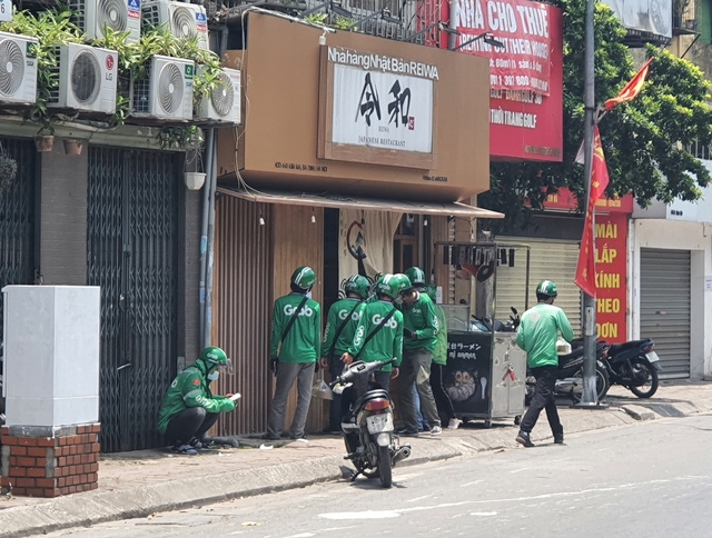 Prolonged heat wave disrupts lives in Vietnam Prolonged heat wave disrupts lives in Vietnam