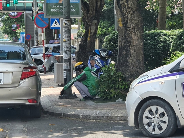 Prolonged heat wave disrupts lives in Vietnam Prolonged heat wave disrupts lives in Vietnam