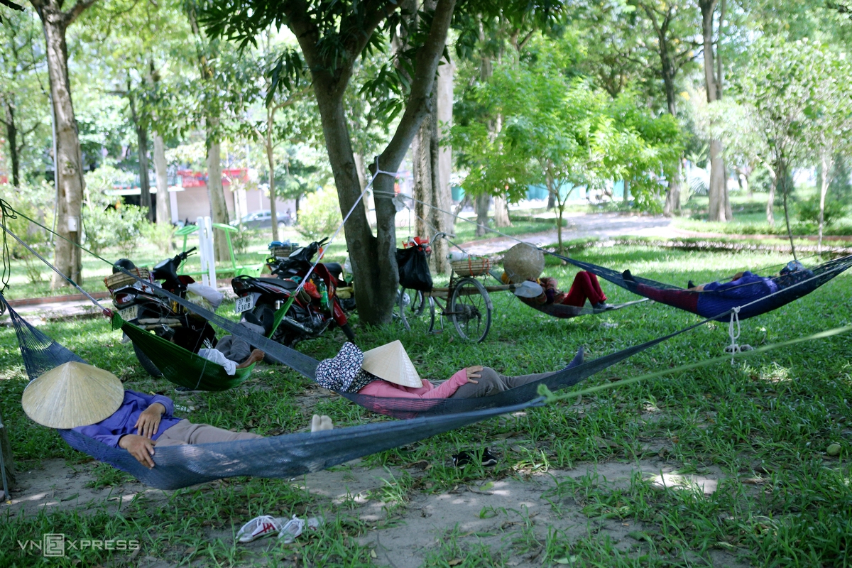 Prolonged heat wave disrupts lives in Vietnam Prolonged heat wave disrupts lives in Vietnam