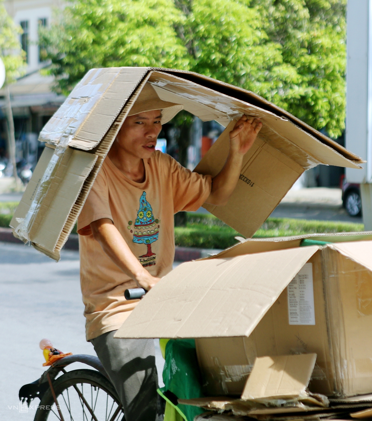 Prolonged heat wave disrupts lives in Vietnam Prolonged heat wave disrupts lives in Vietnam