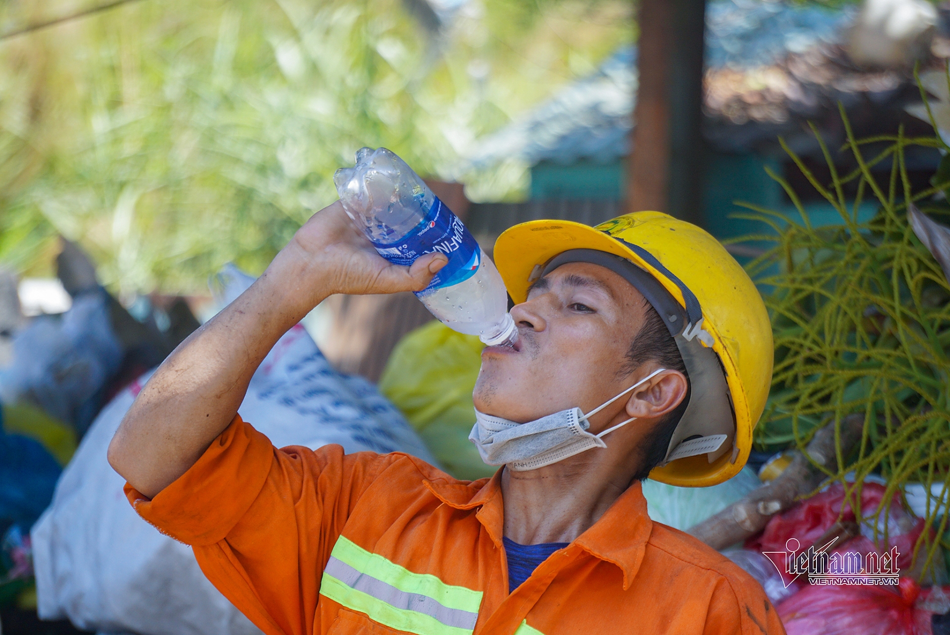 Prolonged heat wave disrupts lives in Vietnam Prolonged heat wave disrupts lives in Vietnam