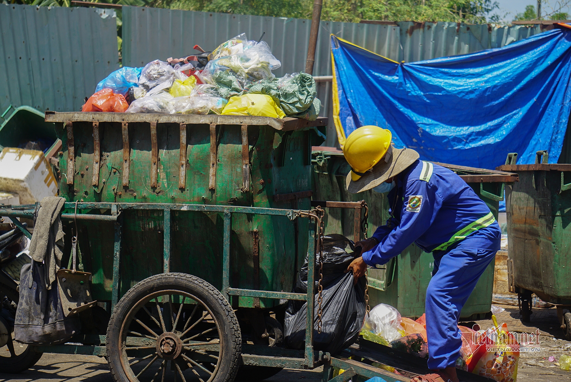Prolonged heat wave disrupts lives in Vietnam Prolonged heat wave disrupts lives in Vietnam