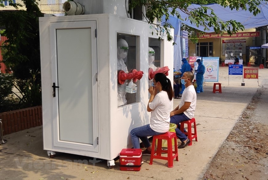 Indigenous anti-heat coronavirus sampling chamber and shock-proof T-shirt New tech to fight the pandemic in the Vietnamese heat-video