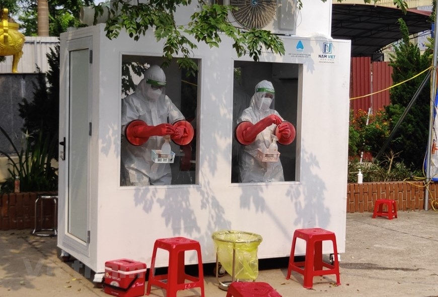 Indigenous anti-heat coronavirus sampling chamber and shock-proof T-shirt New tech to fight the pandemic in the Vietnamese heat-video