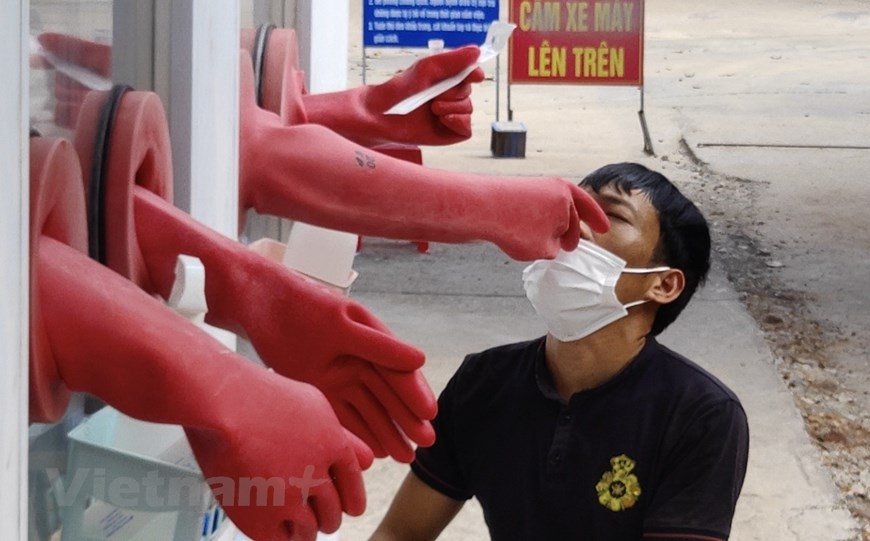 Indigenous anti-heat coronavirus sampling chamber and shock-proof T-shirt New tech to fight the pandemic in the Vietnamese heat-video