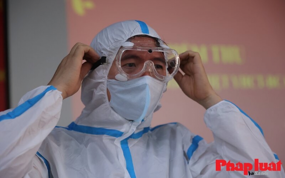 Indigenous anti-heat coronavirus sampling chamber and shock-proof T-shirt New tech to fight the pandemic in the Vietnamese heat-video