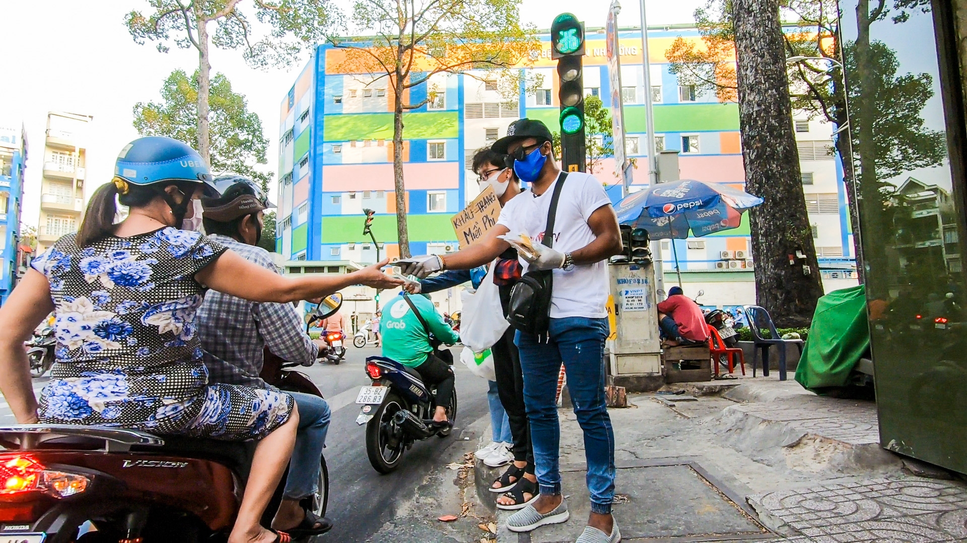 Expats join hands to fight Covdi-19 in Vietnam Expats join hands to fight Covdi-19 in Vietnam
