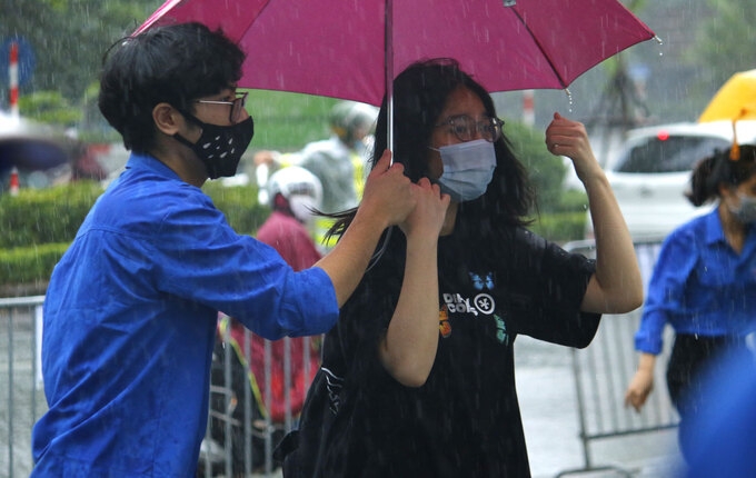 Torrential rain no problem for Hanoi test-takers Torrential rain no problem for Hanoi test-takers