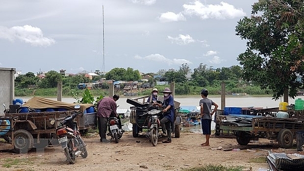 Vietnamese in Cambodia strictly follow raft house relocation order Vietnamese in Cambodia strictly follow raft house relocation order