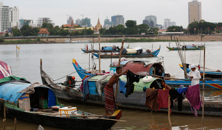 Vietnamese in Cambodia strictly follow raft house relocation order Vietnamese in Cambodia strictly follow raft house relocation order