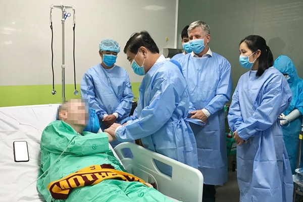 undefined Cameron saying thank to Vietnamese doctors after he regained his consciousness
