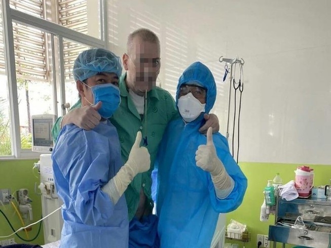British pilot make a full motor recovery The British pilot takes a picture with two doctors at Cho Ray Hospital