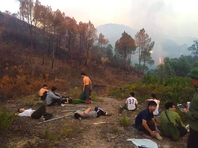 Many local people joined the fire extinguishing mission 
