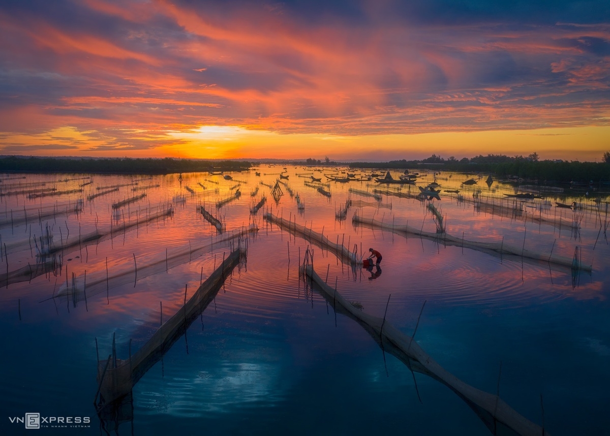 Picturesque photos of Vietnam's Southern villages The living pace of life on Quang Loi lagoon, Quang Dien district, Thua Thien Hue