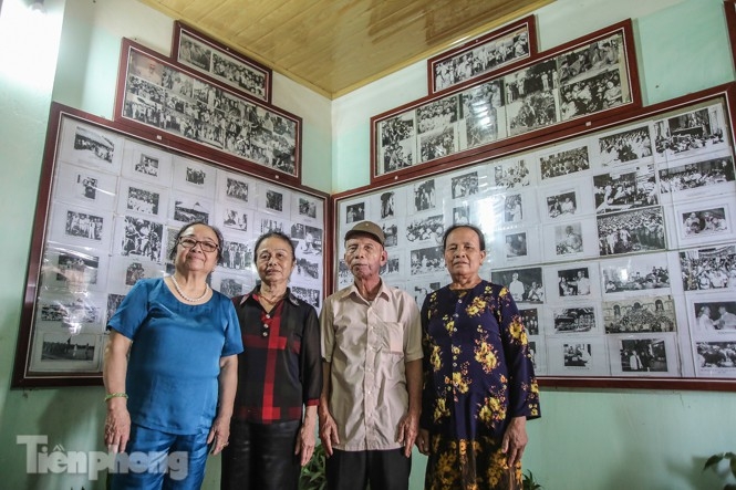 One-of-a-kind Ho Chi Minh memorial room in Hanoian patriot's house (From left) tran van cao's two sisters, cao, and his wife