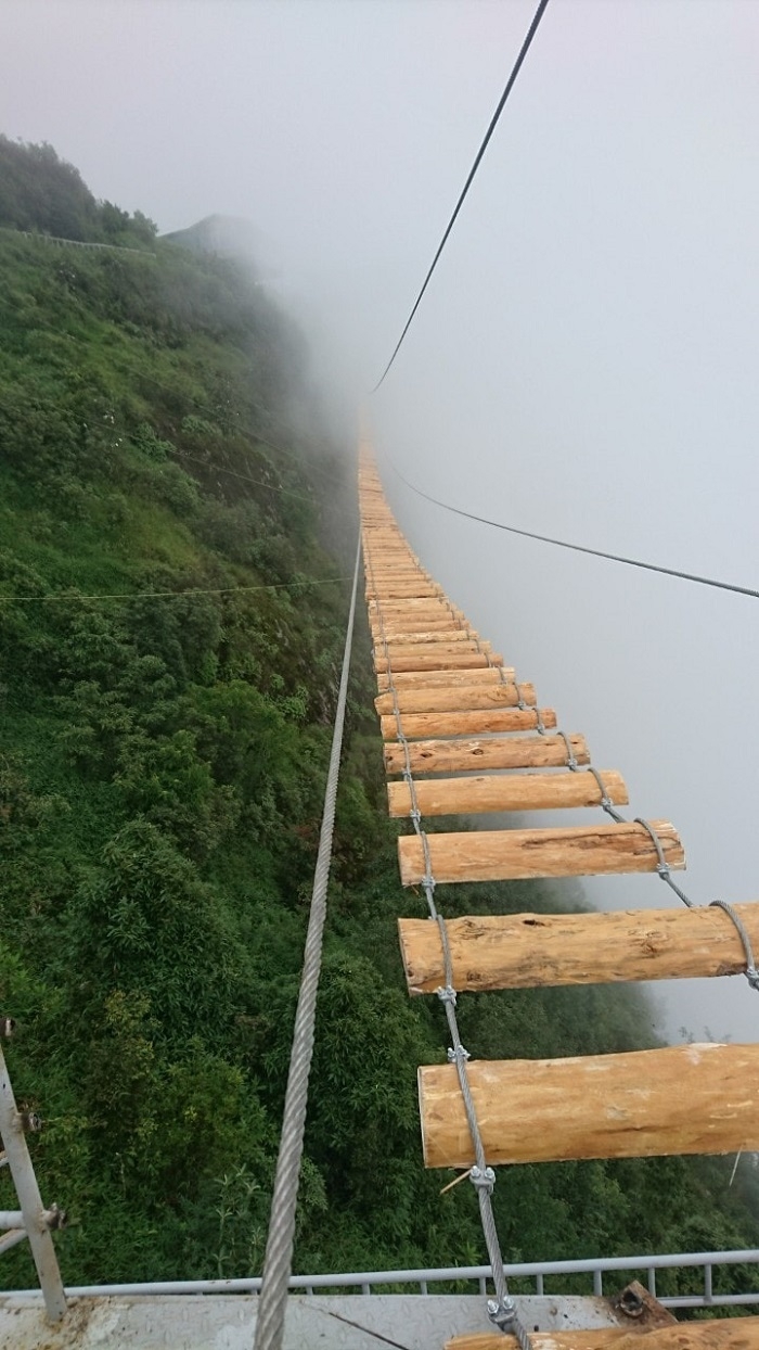 Newly-opened suspension bridge in Sapa, not for the fainted of heart It has 171 wooden steps