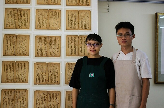 The Vietnamese ‘lifesaver’ of old books Phuc and his wife