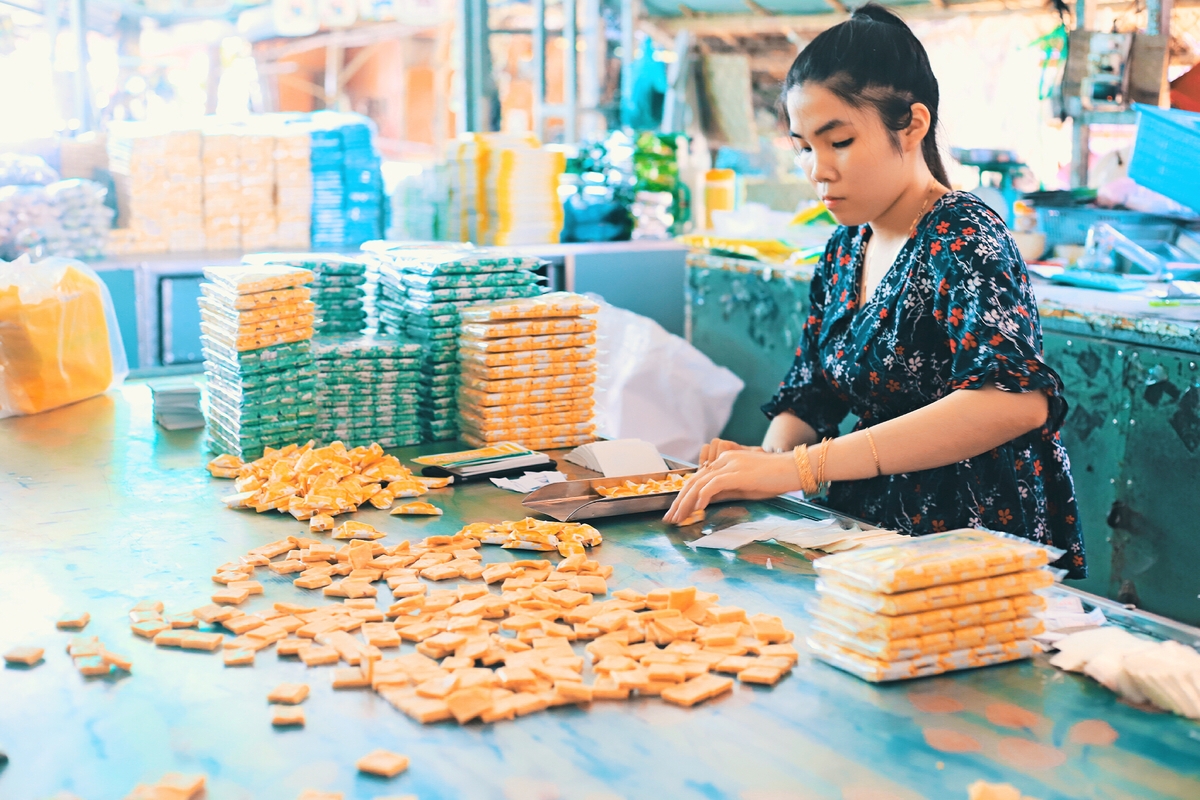 5 must-visit places in Southwest Vietnam A local making coconut candies