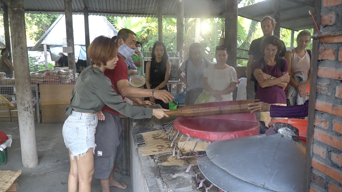 5 must-visit places in Southwest Vietnam Visitors can experience firsthand in making local foods