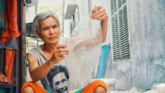 craftman who turns almond leaves into transparent conical hats