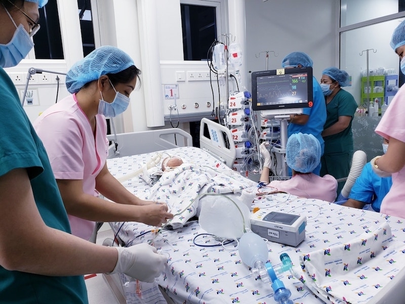 Nearly 100 doctors join in Vietnam’s most complicated co-joined twins separation After the surgery, the twins are put onto two different beds