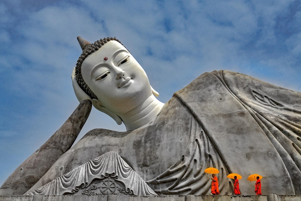 Must-visit spiritual tourist attractions in Soc Trang A Buddha statue at 300-year-old Som Rong pagoda