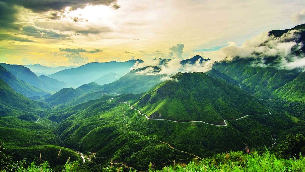 Lai Chau, Tay Bac Hoang Lien Son Pass, one of the “greatest passes in Vietnam” is located at an altitude of more than 2,000m.