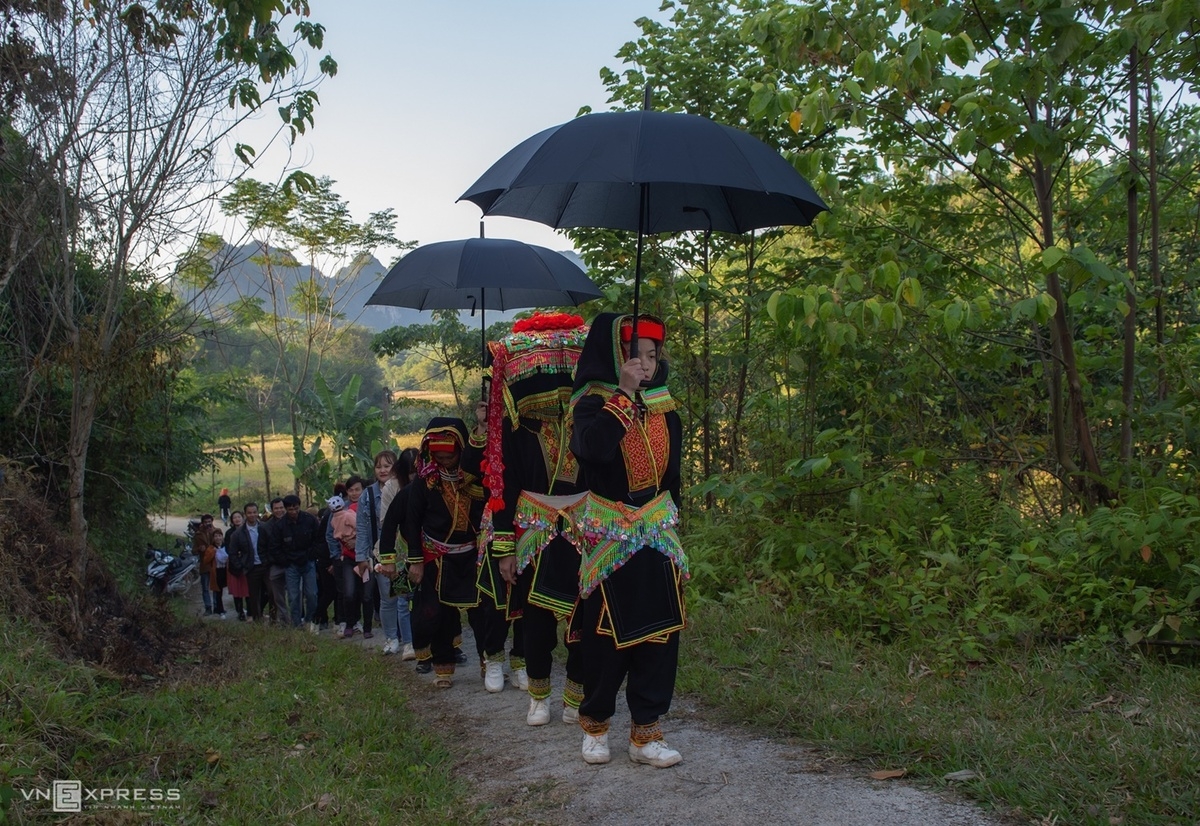 Unique Dao Gu Lang wedding rituals The wedding parade is heading towards the groom’s house.