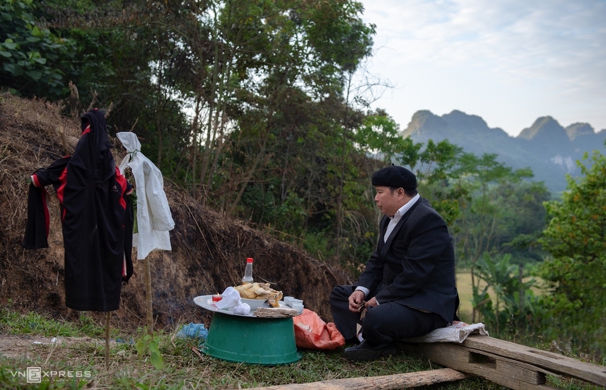 Unique Dao Gu Lang wedding rituals A shaman is performing outdoor rituals to welcome the bride's family