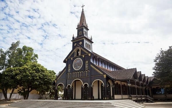 Top Vietnam Destinations: Glamorous Pleiku in the eyes of avid travel loner Immaculate conception cathedral