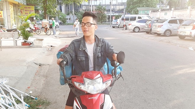 Armless man rides motor over 200km every month to 'catch his wife' Khang works as a shipper in Hanoi. With special hands, he gets the speical riding steers