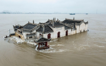 china massive flood updates yangtze river hit by third three gorges dam suffers more pressure