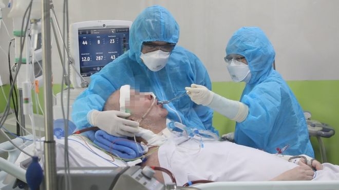 British pilot, Vietnam’s Patient 91 warns people to stay vigilant of the coronavirus Cameron being taken care of at Cho Ray hospital