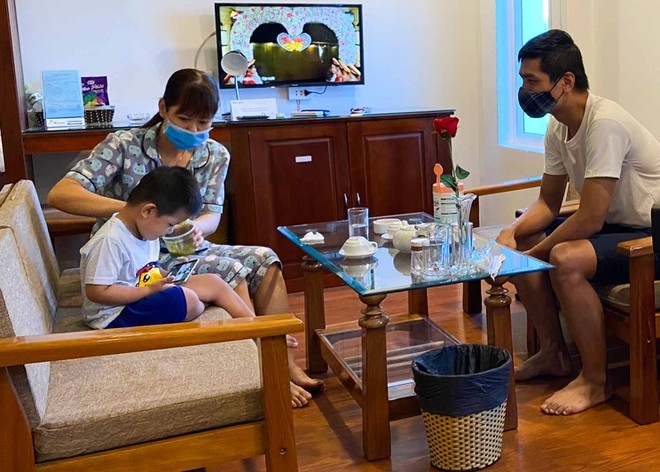 Moving good deeds of Da Nang locals during COVID-19 time Stranded visitors at A25 hotel