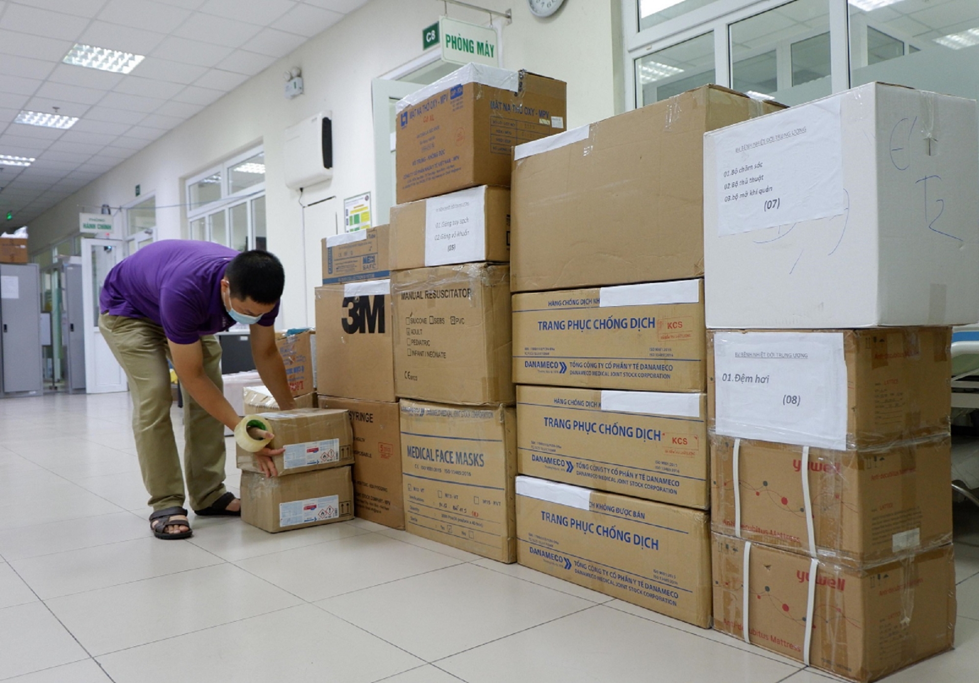 Doctor shares insights into repatriate flight with 120 COVID-19 patients from Equatorial Guinea Insights into repatriation flight with 120 Vietnamese COVID-19 patients