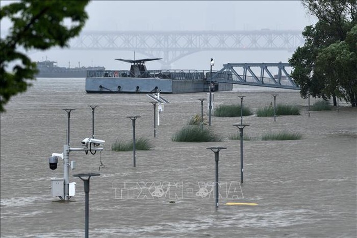 undefined Water stays at a high level in Jiangsu River, China