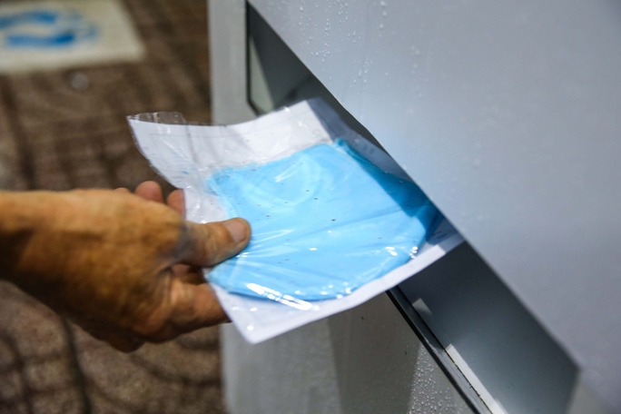 Free ‘face mask ATM’ in Ho Chi Minh City The machine automatically dispenses out one antibacterial cloth face mask at a time